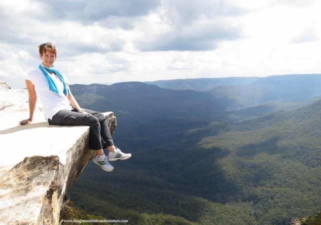 hanging over the edge blue mountains australia by evathedragon 2013