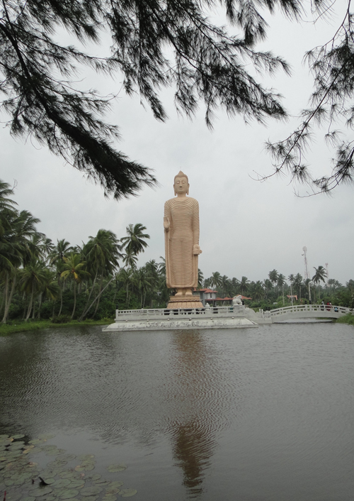 Buddha in Sri Lanka to give hope for the mental and spiritual relief for December 2004 Tsunami victims